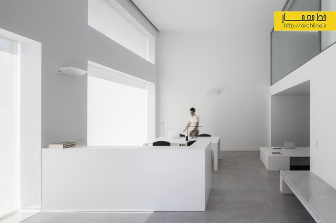 طراحی داخلی دفتر اداری مدرن و مینیمال، به رنگ های سفید و خاکستری